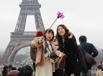 la-trb-selfie-stick-museums-ban-20150220